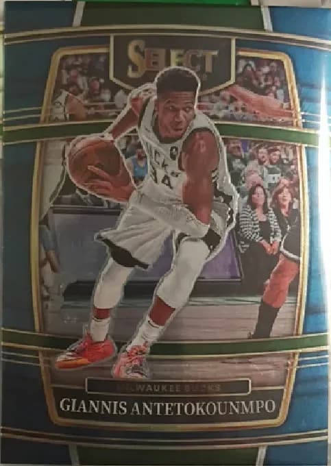 Giannis Antetokounmpo [Light Blue Prizm] #35